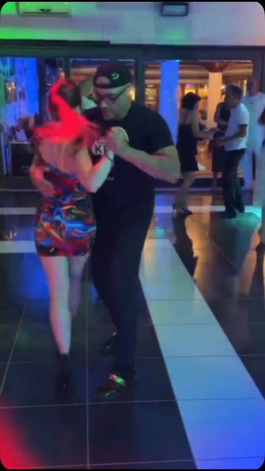 Cumbia Kiz in serata, coppia che balla